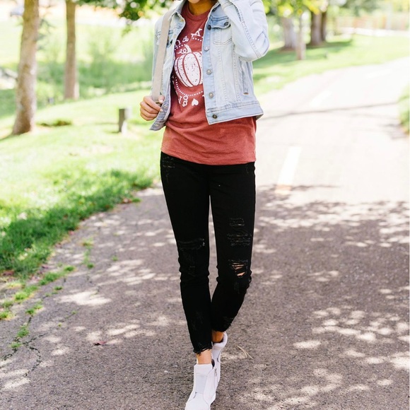 FINAL SALE Grateful Thankful Blessed Tee - Picture 4 of 7